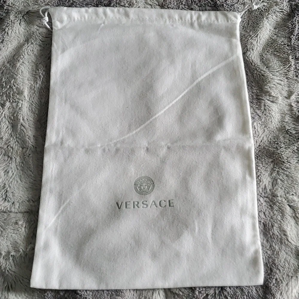 Versace faces - Picture 6 of 7